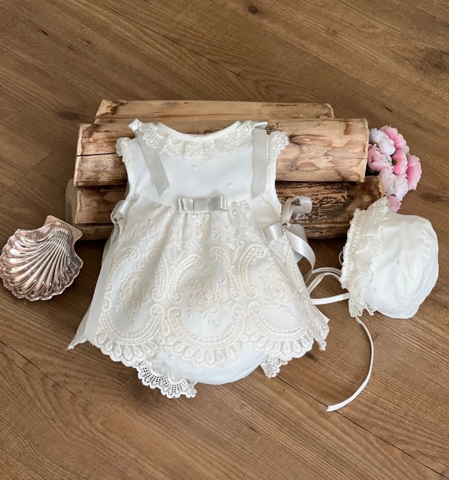 Baptism set for a girl with three pieces.