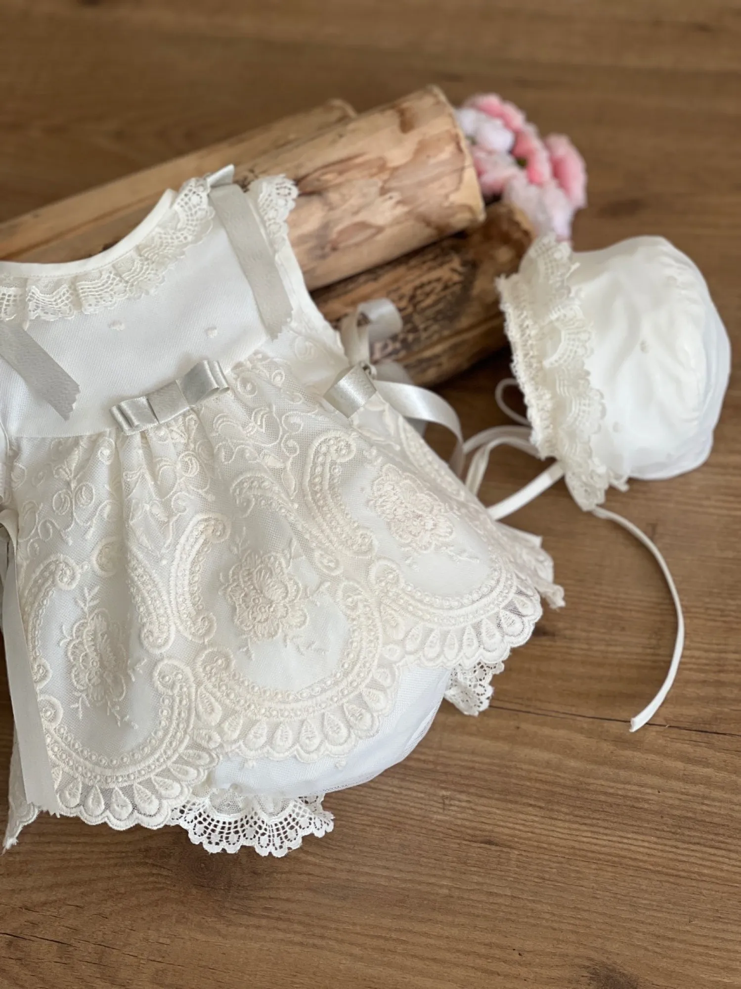 Baptism set for a girl with three pieces.