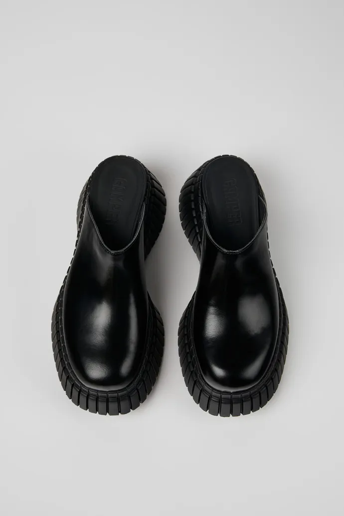 BCN Zueco de piel negro para mujer