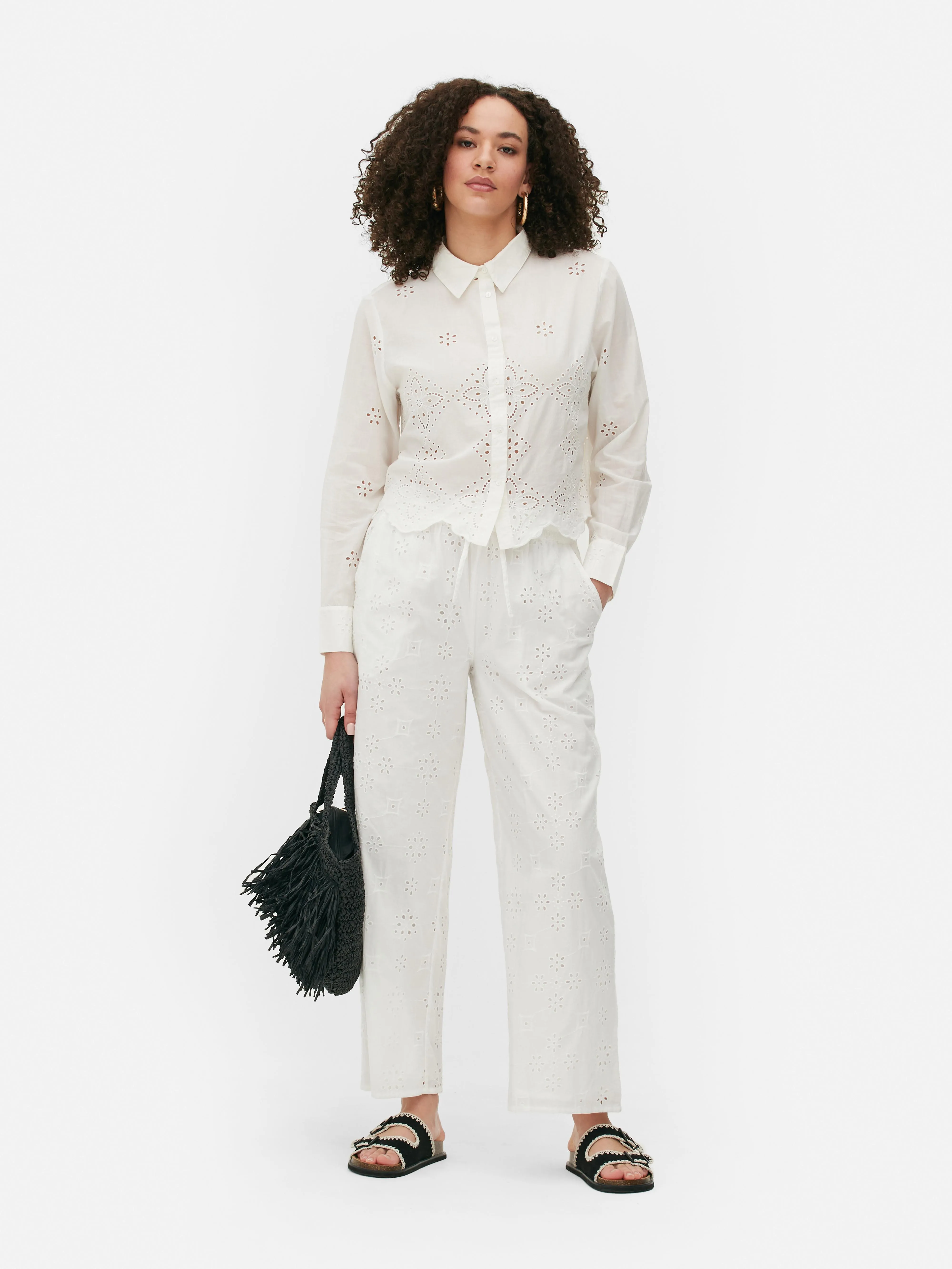 Blusa corta con bordado inglés