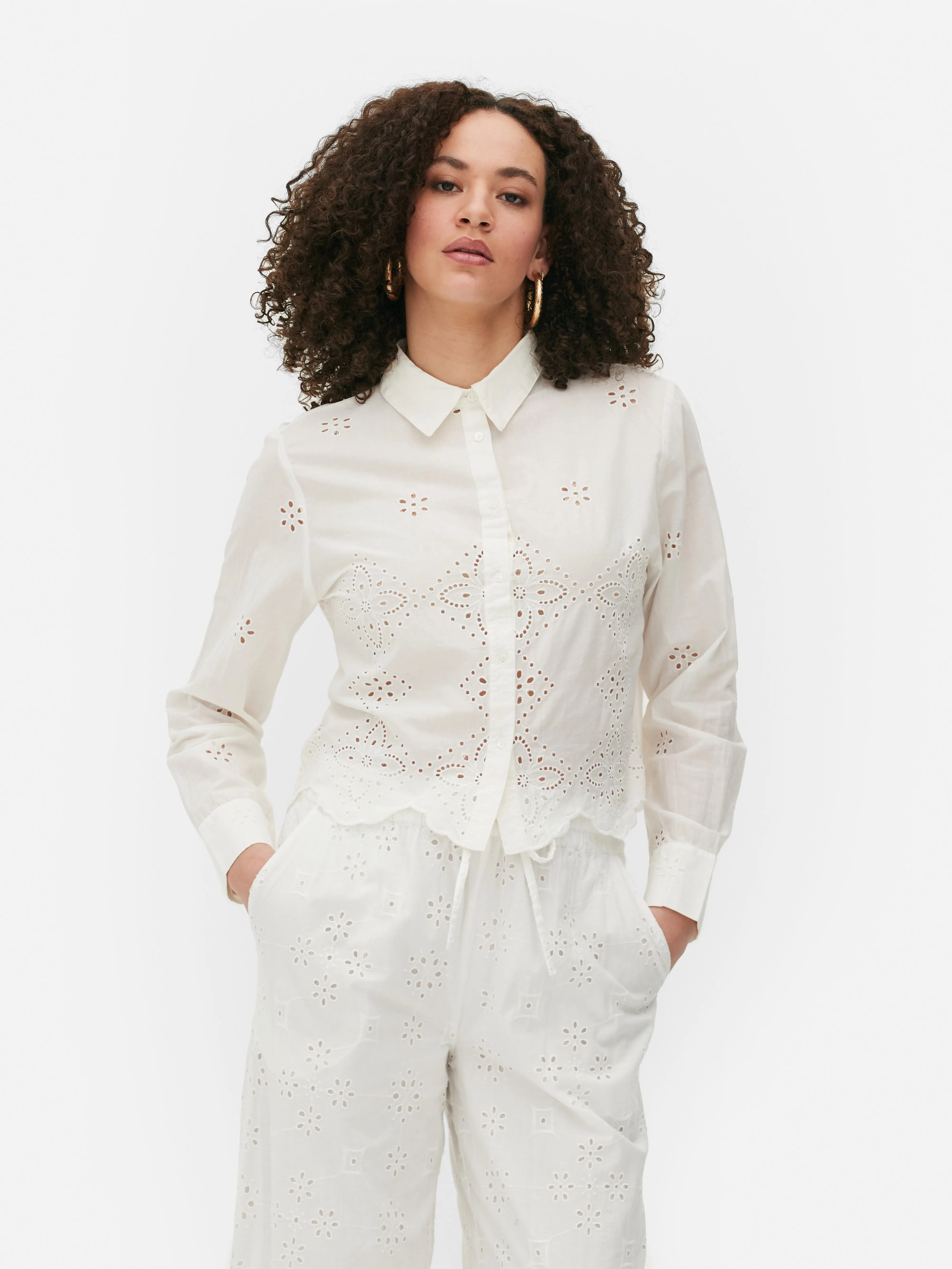 Blusa corta con bordado inglés