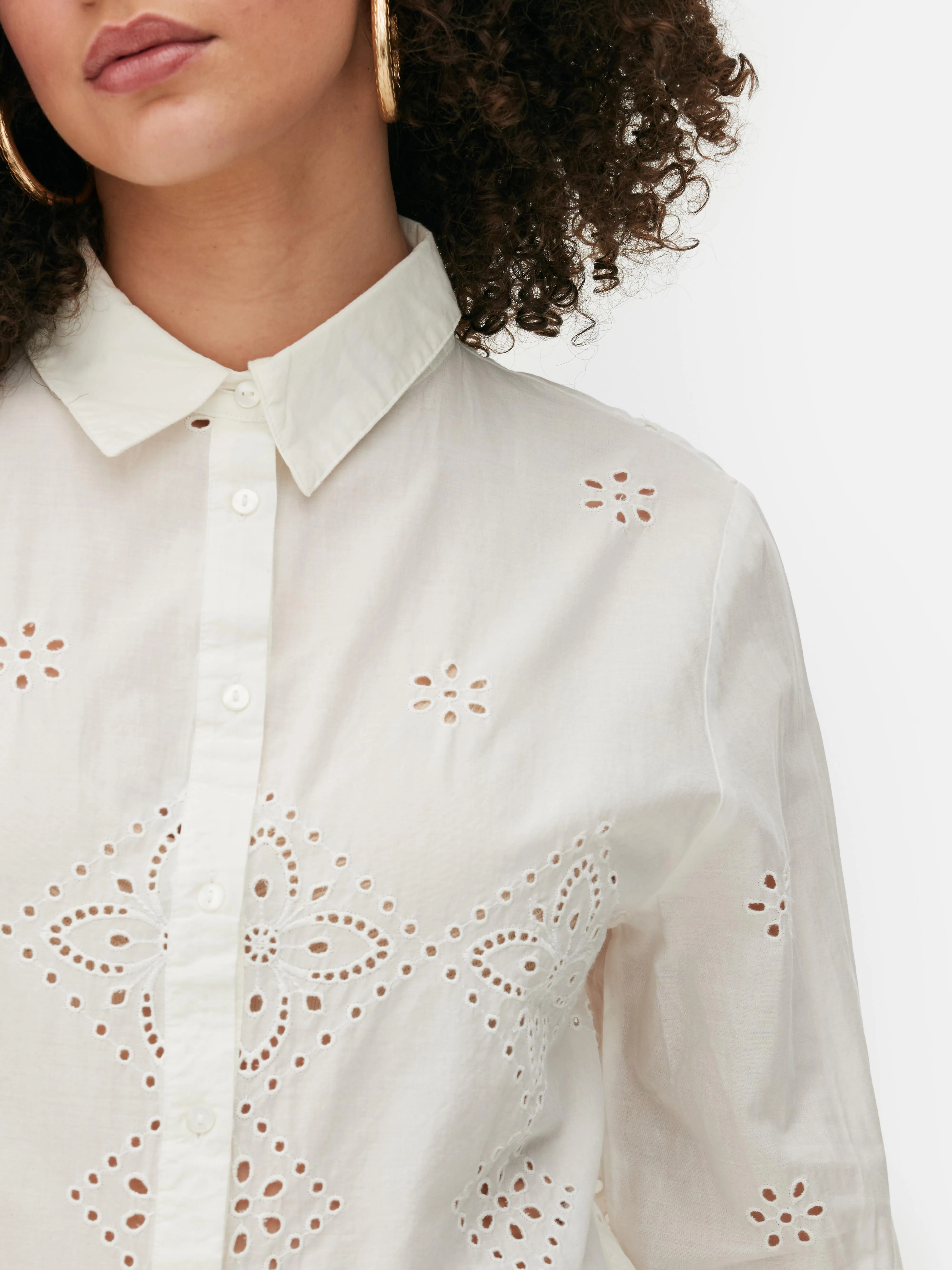 Blusa corta con bordado inglés