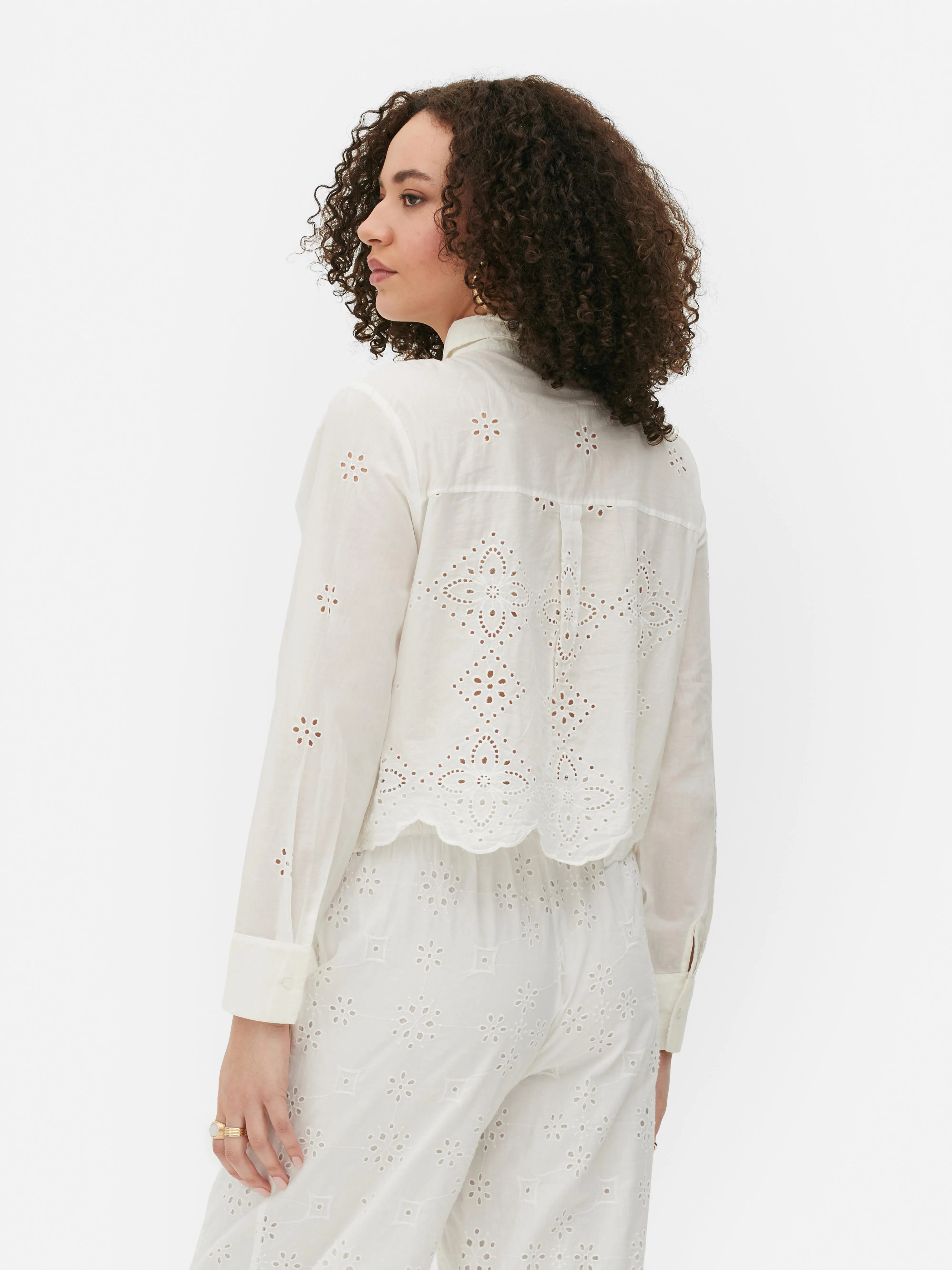 Blusa corta con bordado inglés