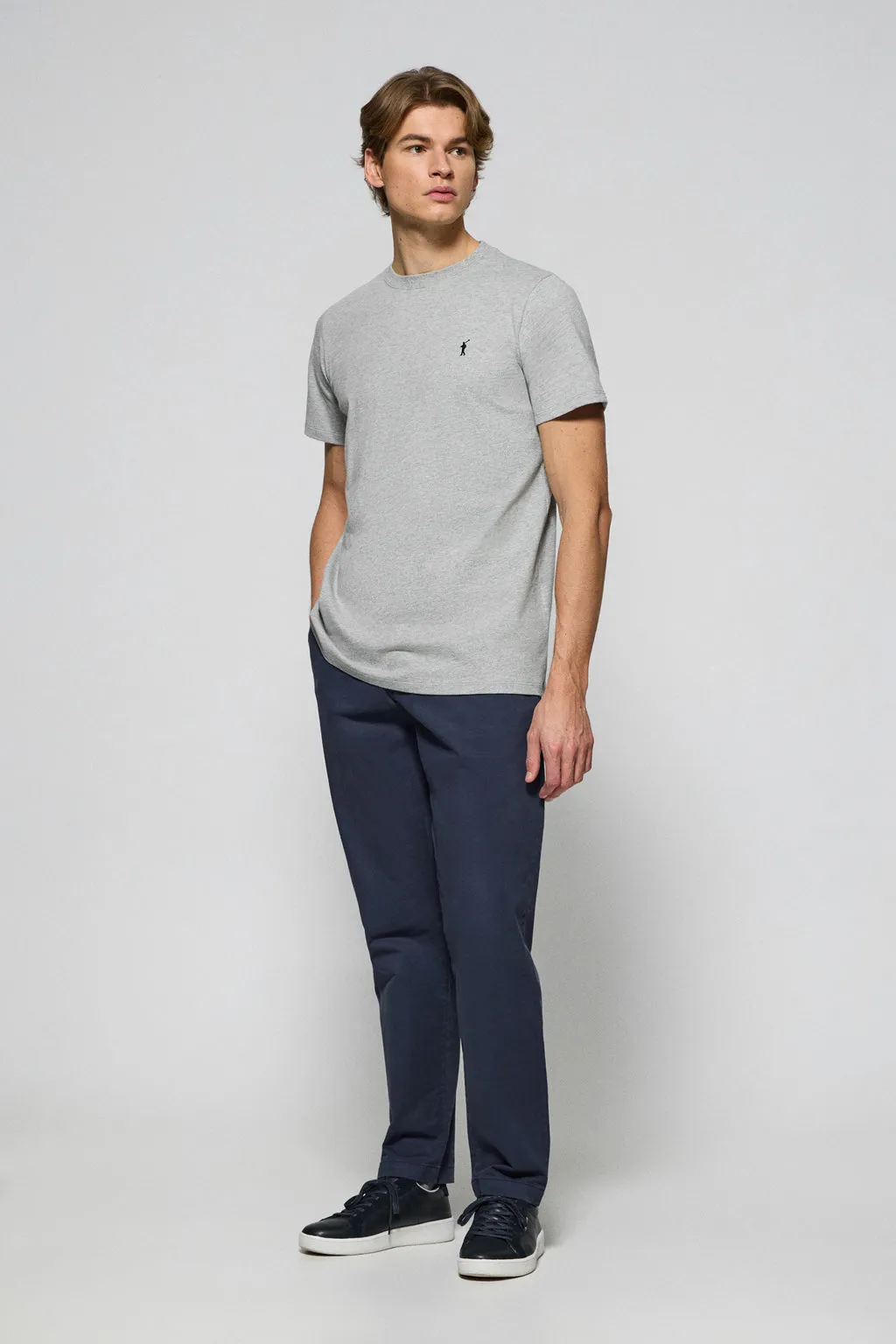 Camiseta gris vigoré con cuello redondo y logo bordado Rigby Go