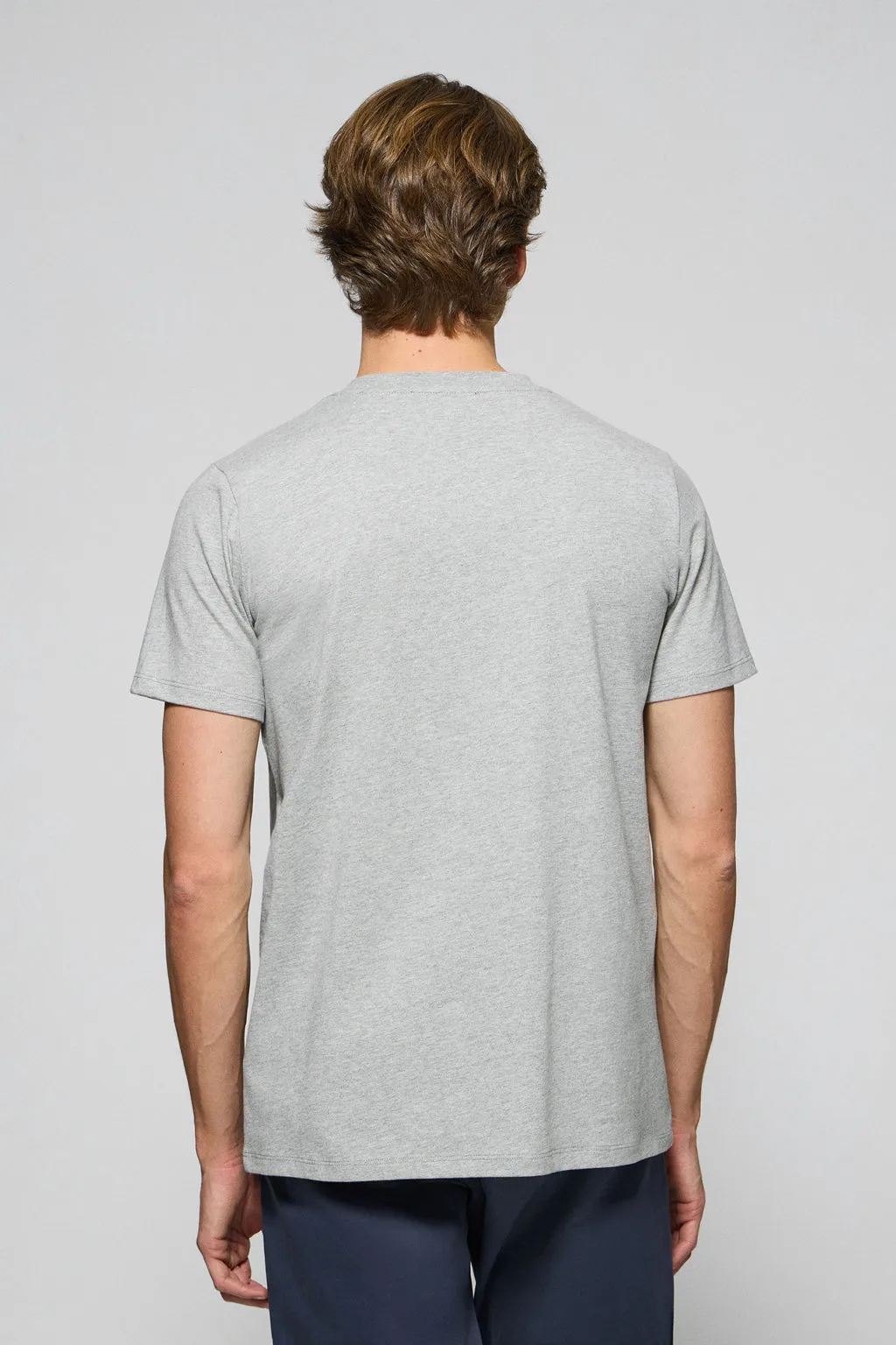 Camiseta gris vigoré con cuello redondo y logo bordado Rigby Go