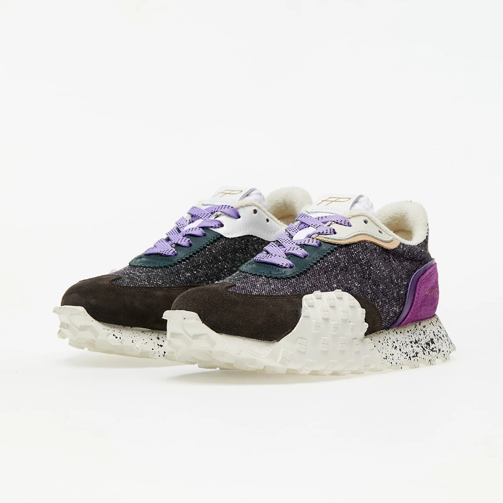 Filling Pieces Crease Runner Wind