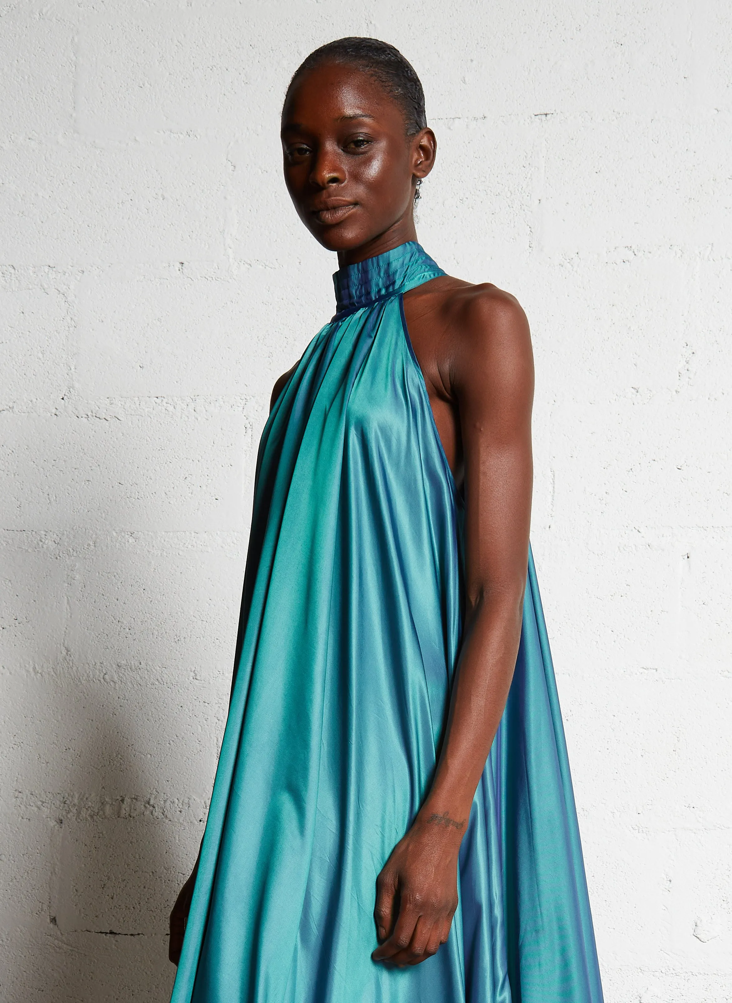MES DEMOISELLES WINTER  VESTIDO LARGO CUELLO ALTO IRISADO EN VERDE