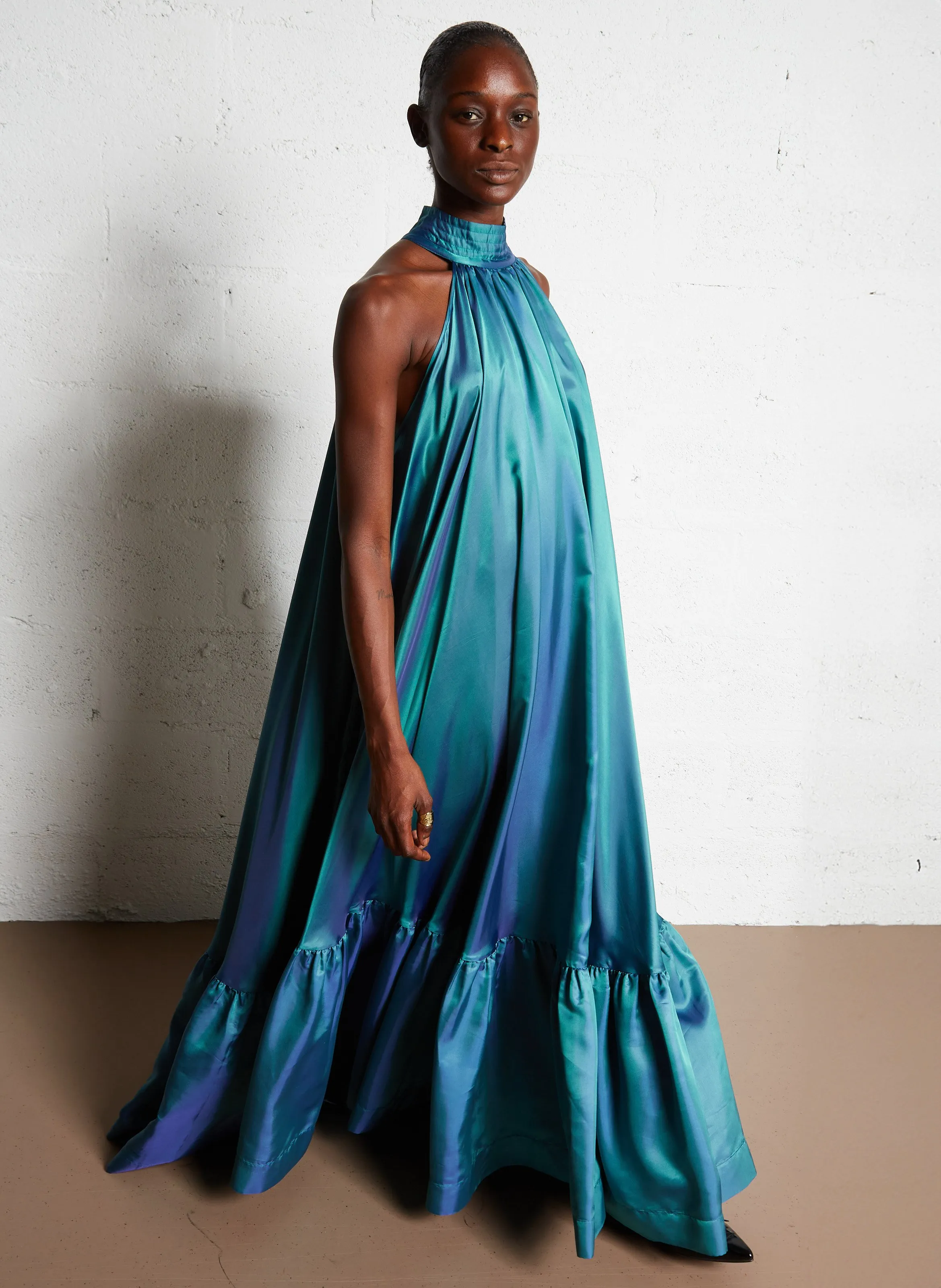 MES DEMOISELLES WINTER  VESTIDO LARGO CUELLO ALTO IRISADO EN VERDE