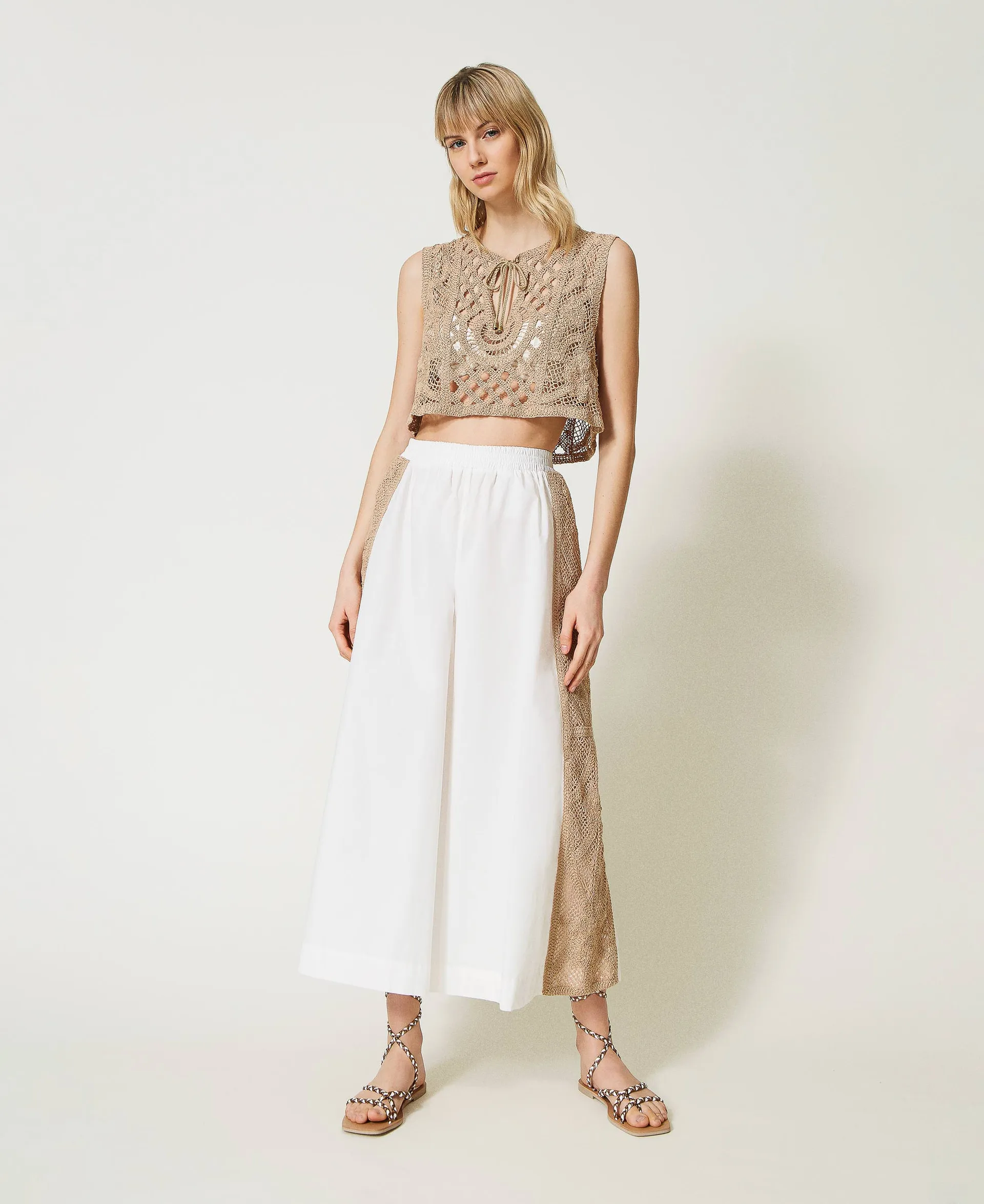 Pantalones cropped con bandas de macramé