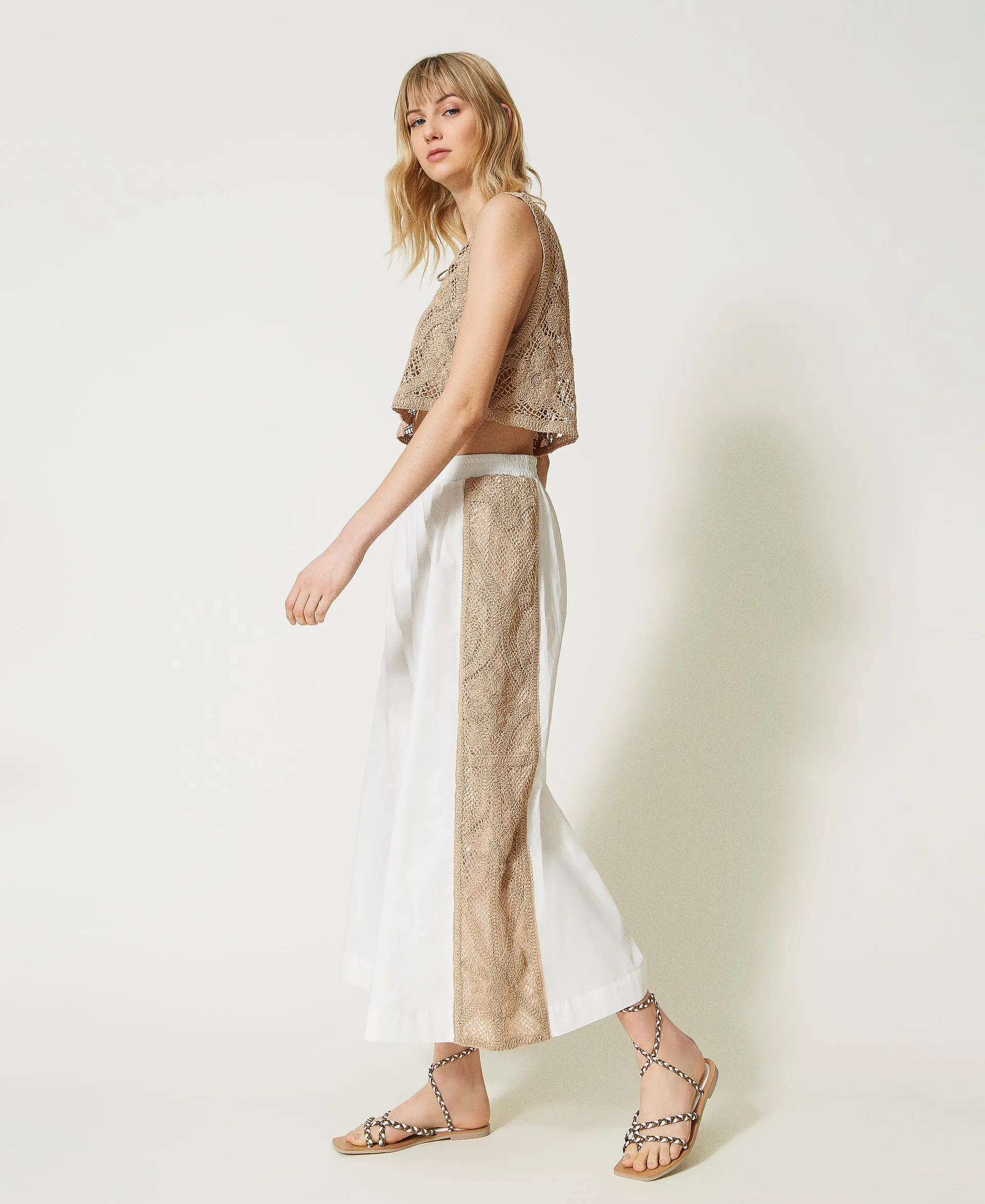 Pantalones cropped con bandas de macramé