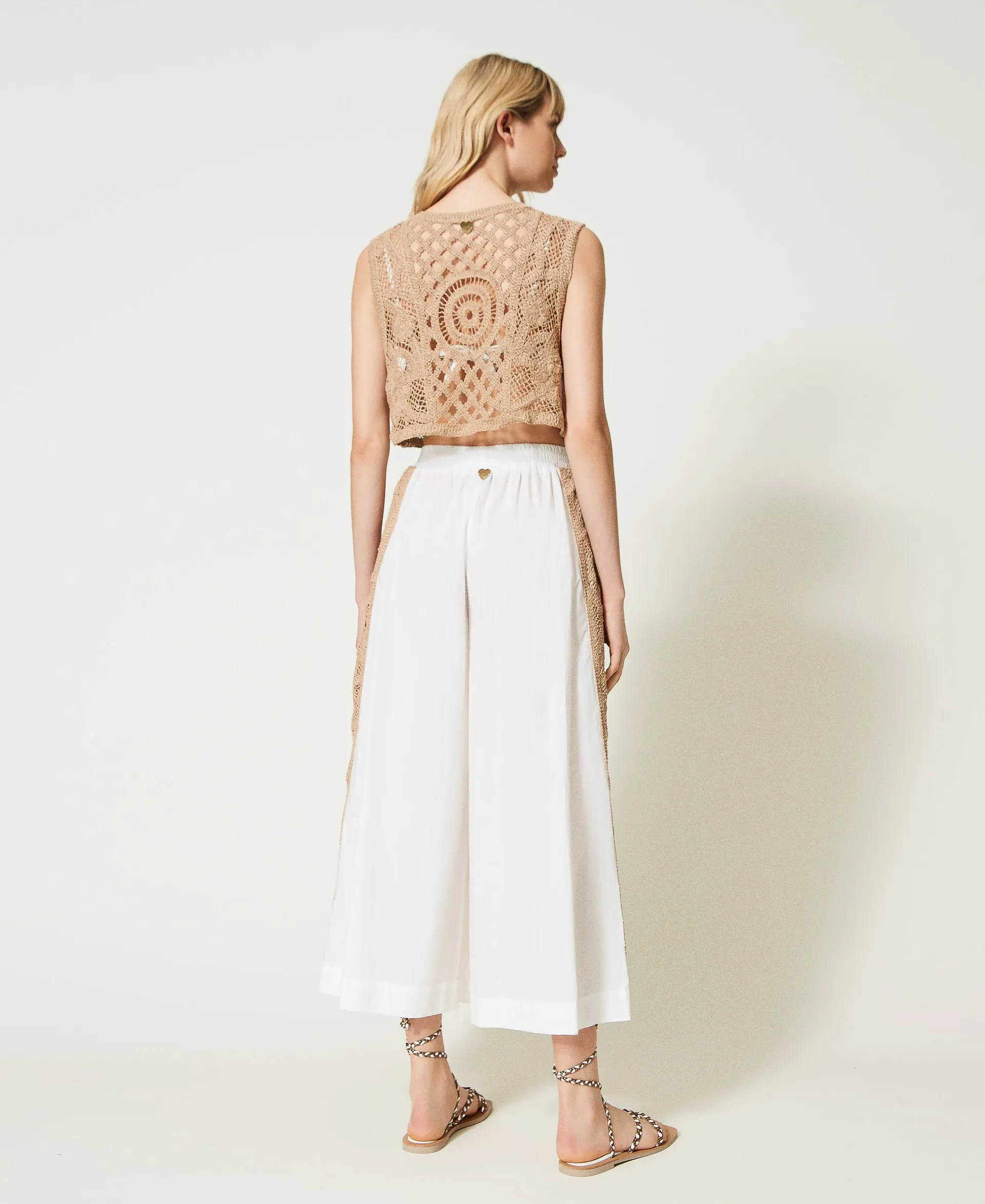 Pantalones cropped con bandas de macramé