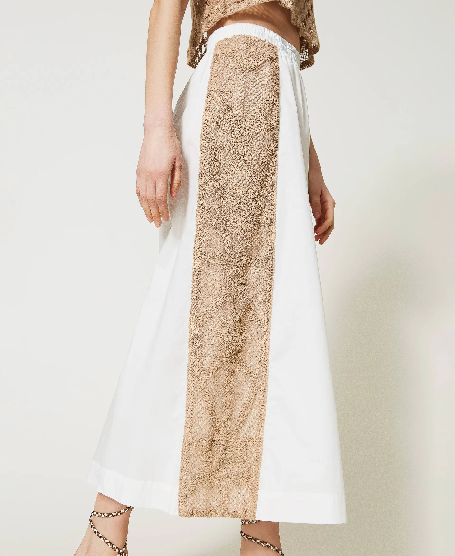Pantalones cropped con bandas de macramé