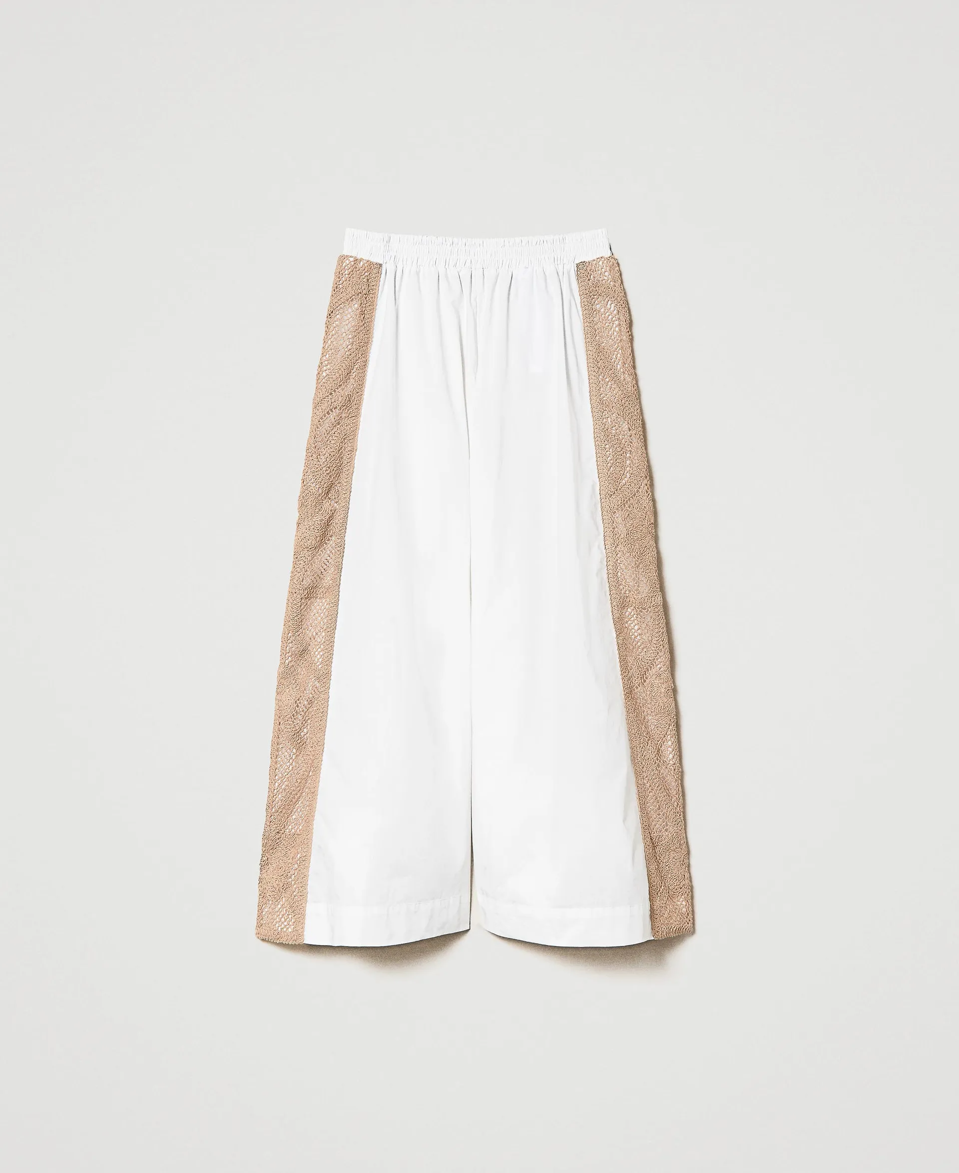 Pantalones cropped con bandas de macramé