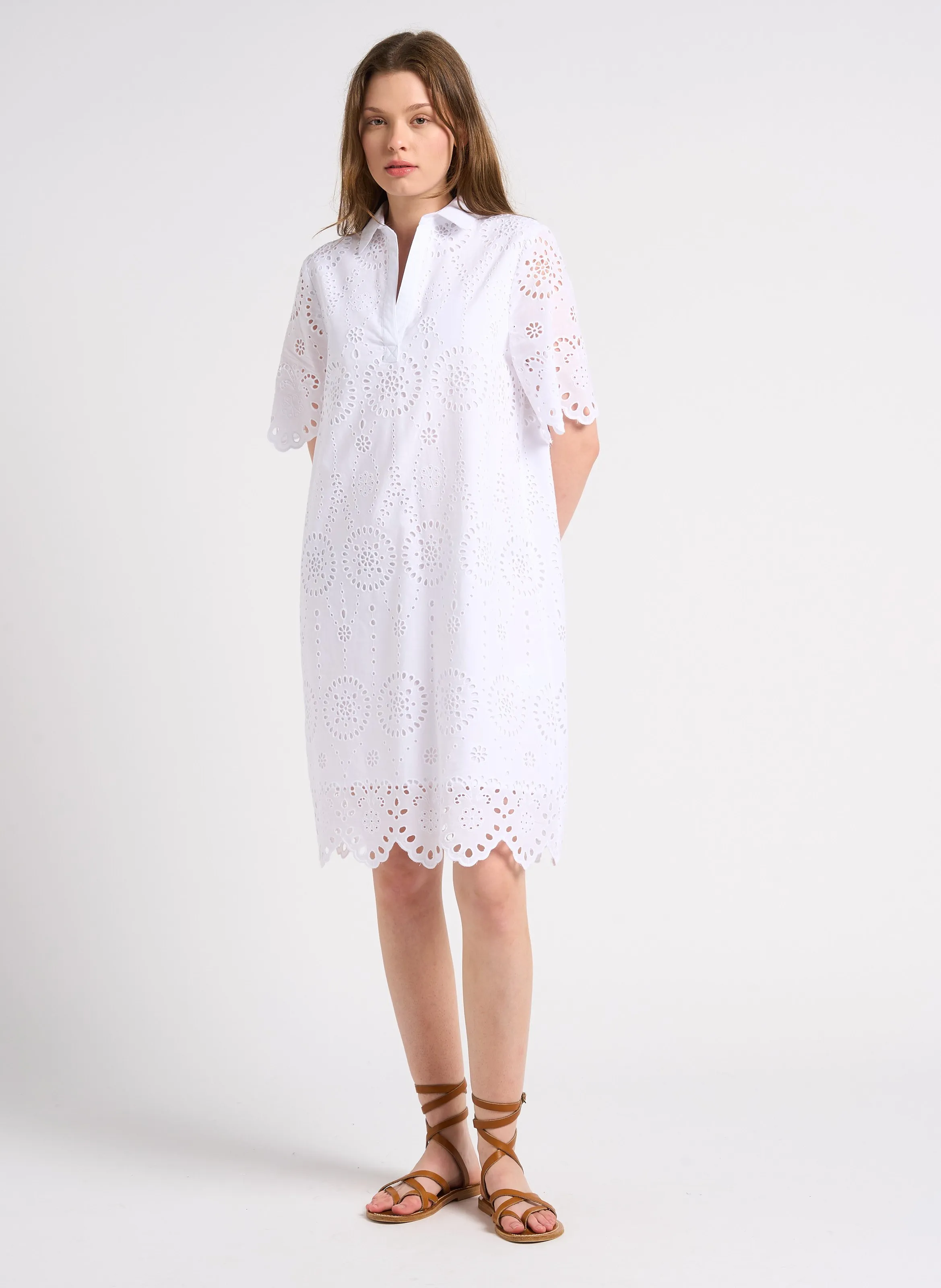 RAKYA  VESTIDO CORTO CON CUELLO POLO BORDADO DE ALGODóN EN BLANCO