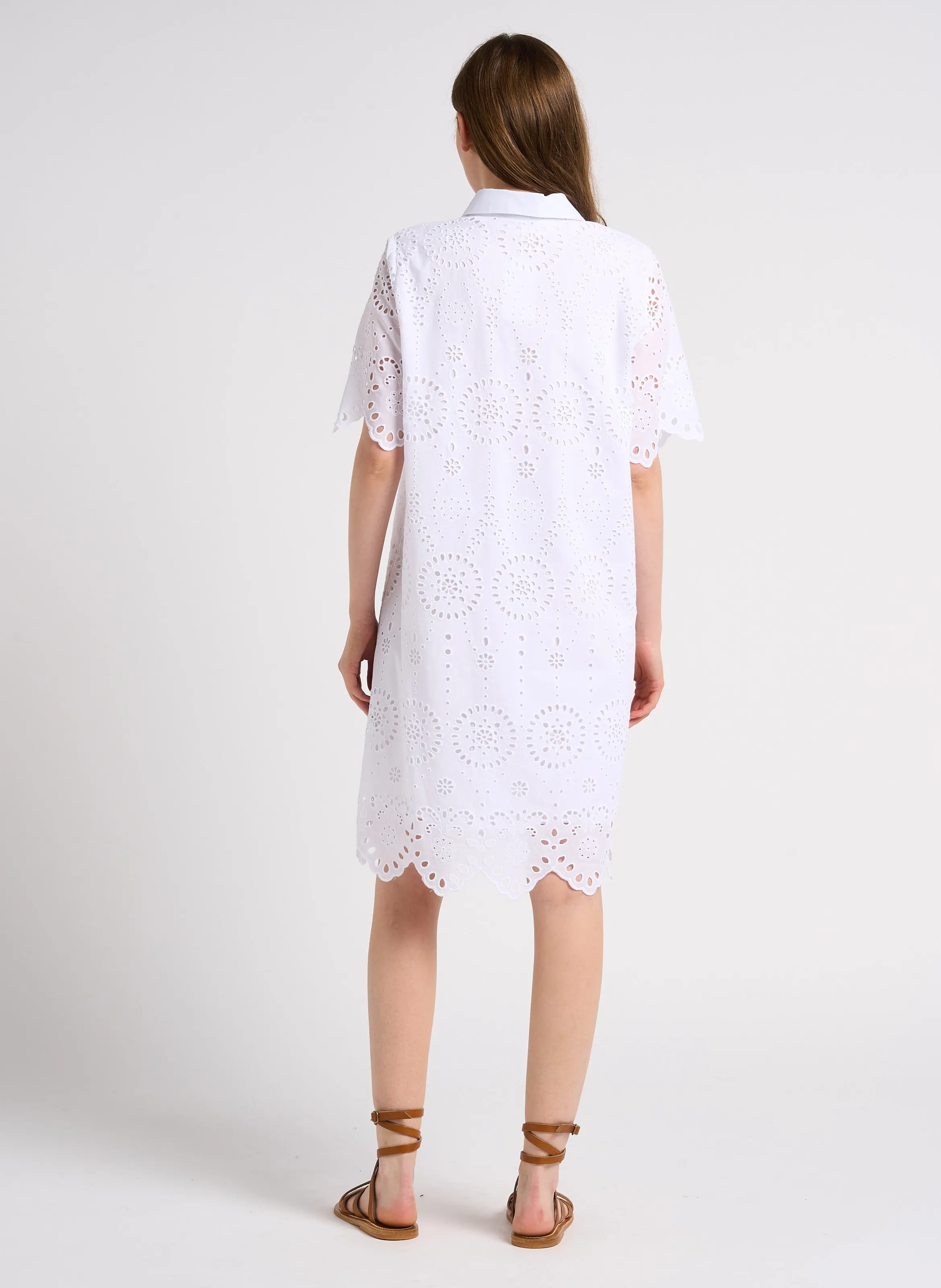 RAKYA  VESTIDO CORTO CON CUELLO POLO BORDADO DE ALGODóN EN BLANCO
