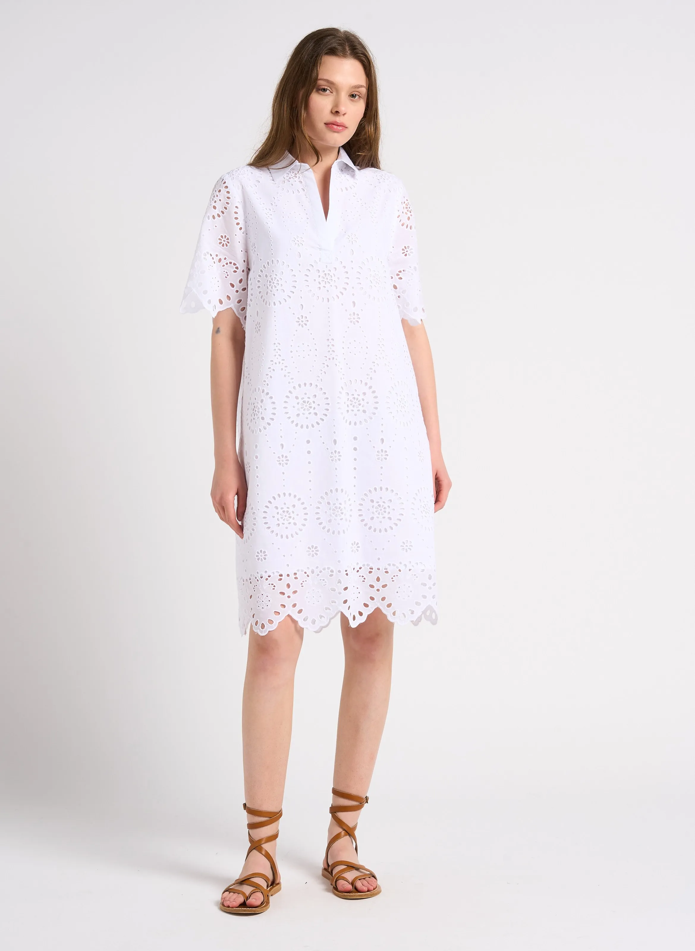 RAKYA  VESTIDO CORTO CON CUELLO POLO BORDADO DE ALGODóN EN BLANCO