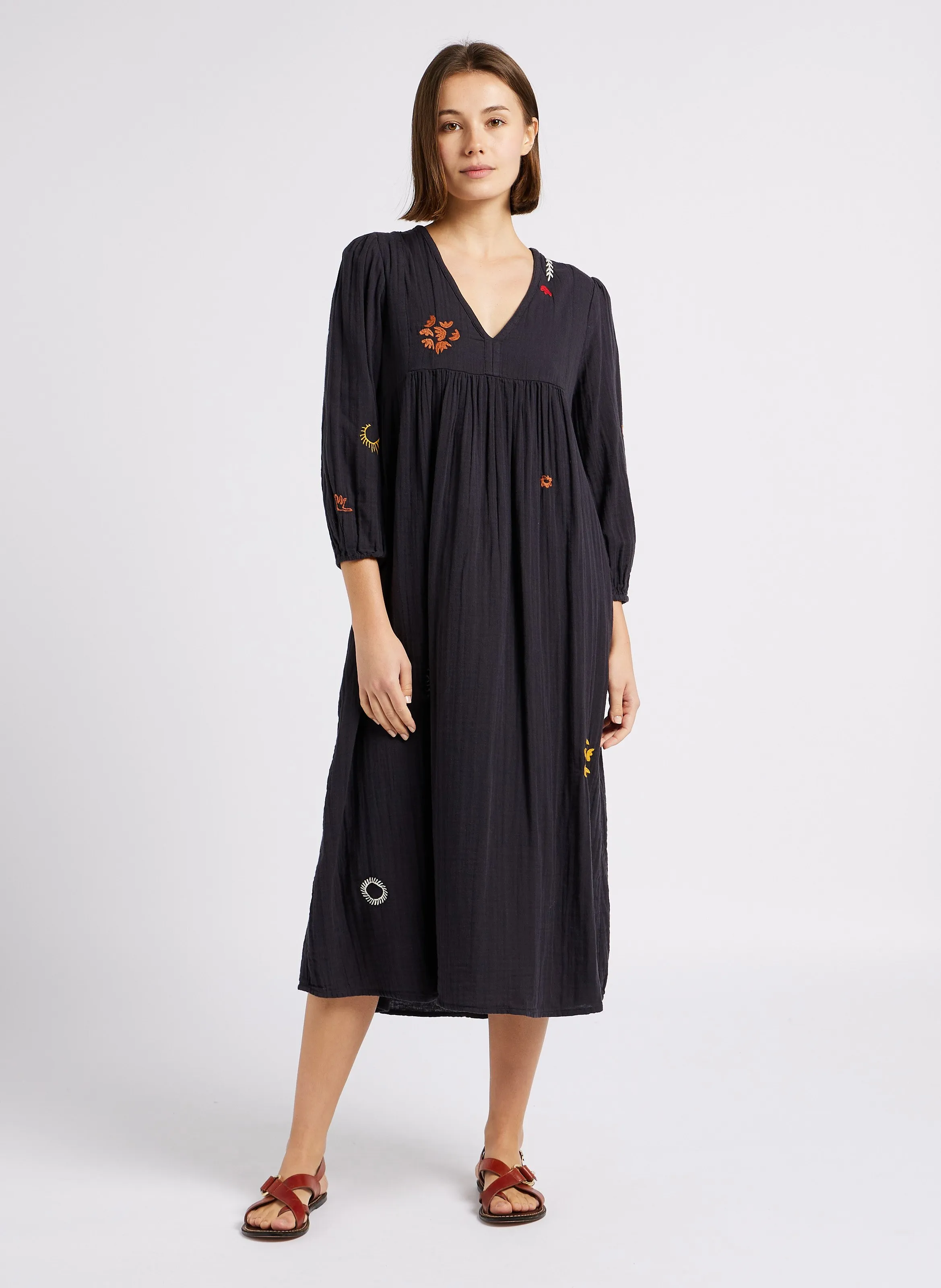 ROMAINE  VESTIDO LARGO DE ALGODóN ORGáNICO CON CUELLO DE PICO EN NEGRO