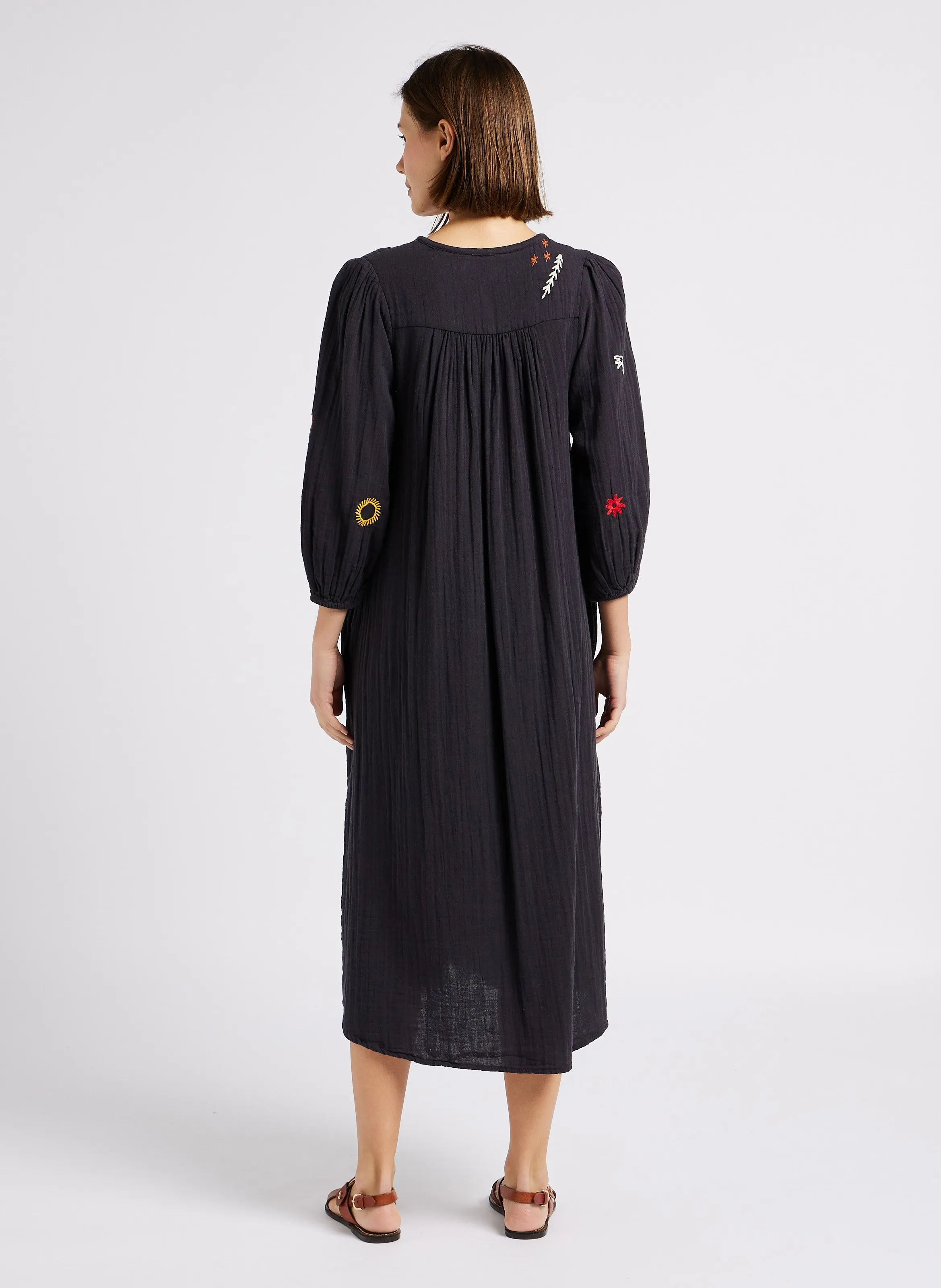 ROMAINE  VESTIDO LARGO DE ALGODóN ORGáNICO CON CUELLO DE PICO EN NEGRO