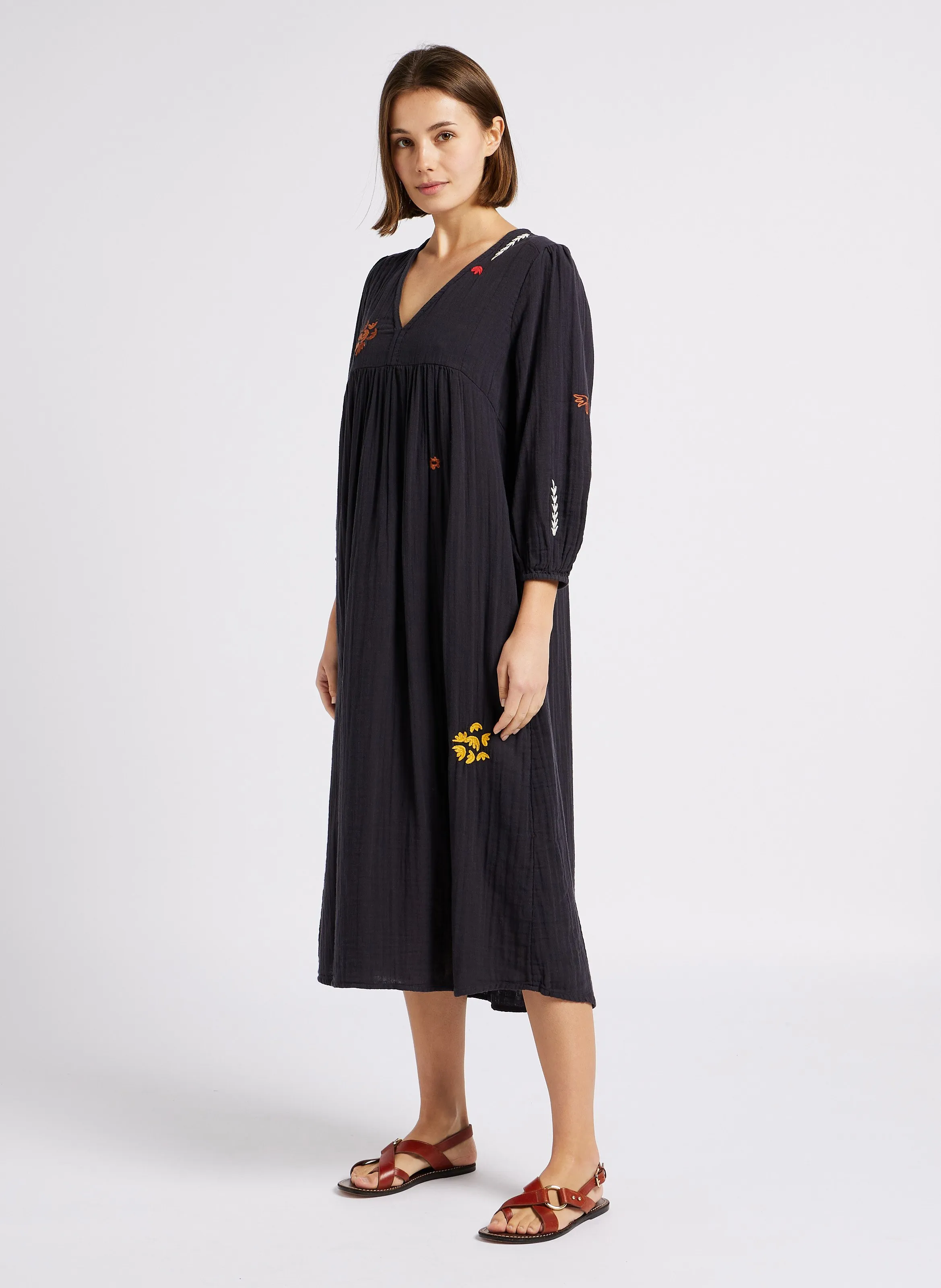ROMAINE  VESTIDO LARGO DE ALGODóN ORGáNICO CON CUELLO DE PICO EN NEGRO