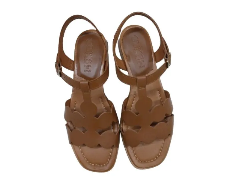SANDALIA DE PIEL CLKS EN COLOR CUERO 1200