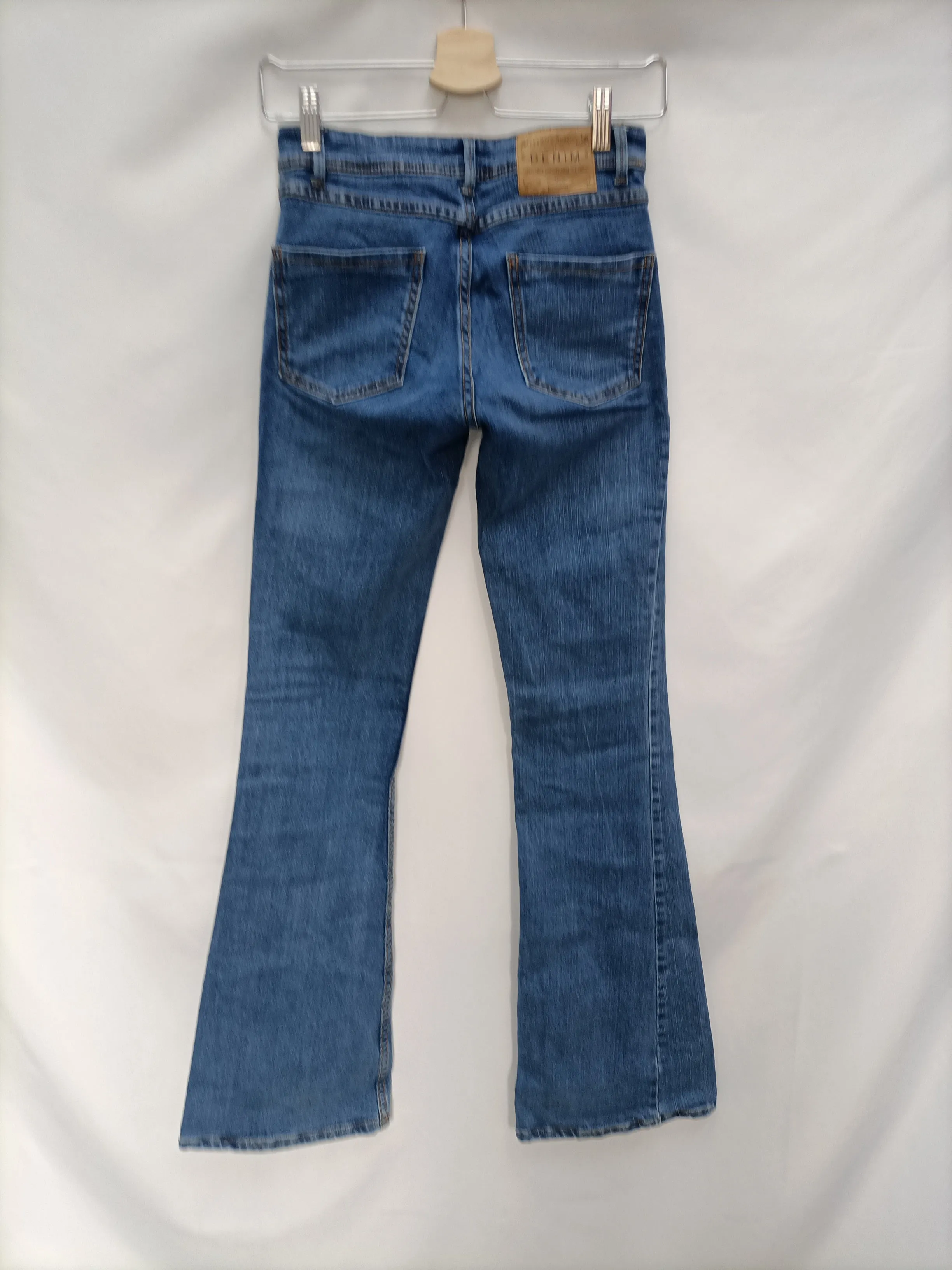 STRADIVARIUS. Pantalón vaquero campana T.34