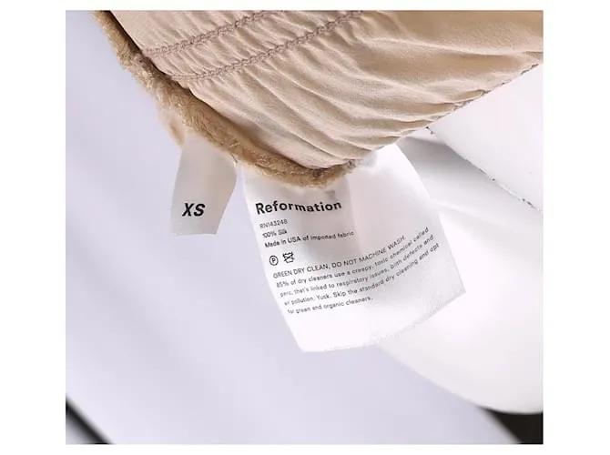 Top fruncido con volantes en seda color marfil Viviana de Reformation Blanco Crudo 