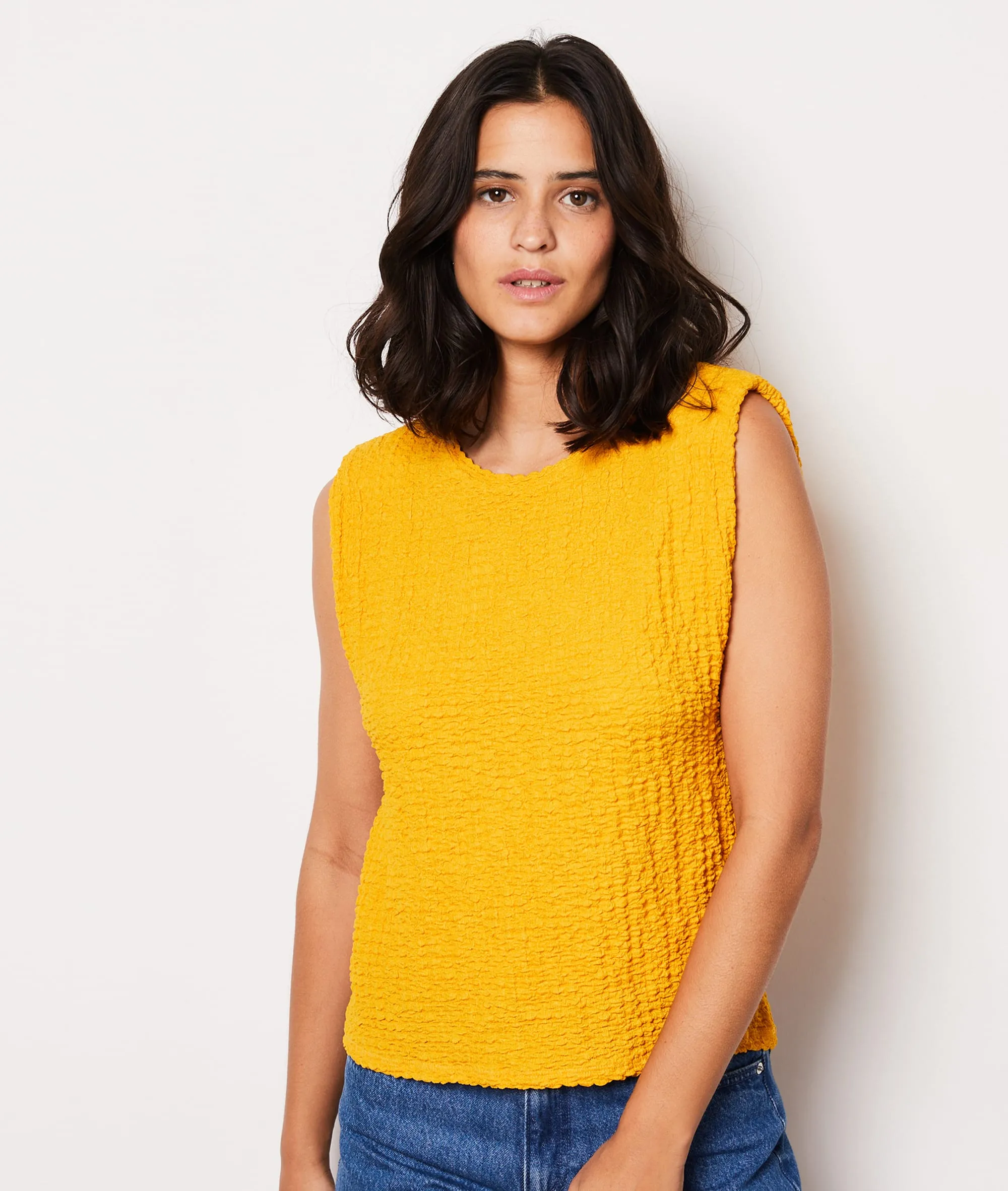 TOP SIN MANGAS TEJIDO RELIEVE AMINA BOUTON D'OR  ETAM