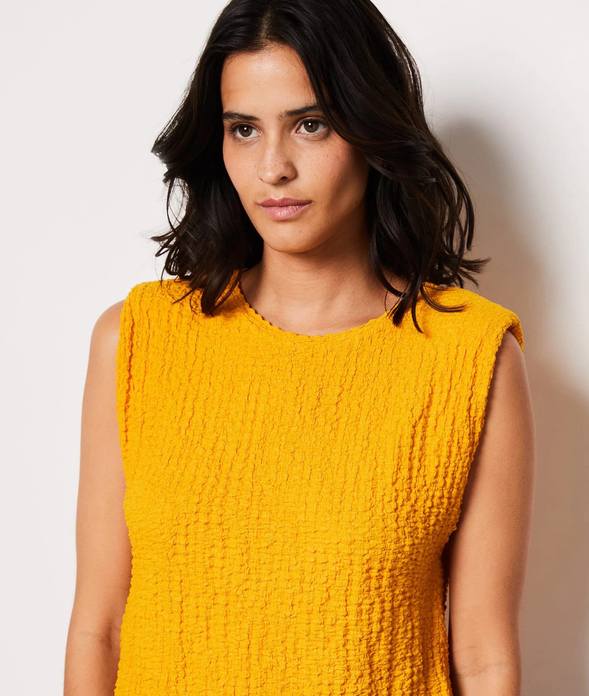 TOP SIN MANGAS TEJIDO RELIEVE AMINA BOUTON D'OR  ETAM