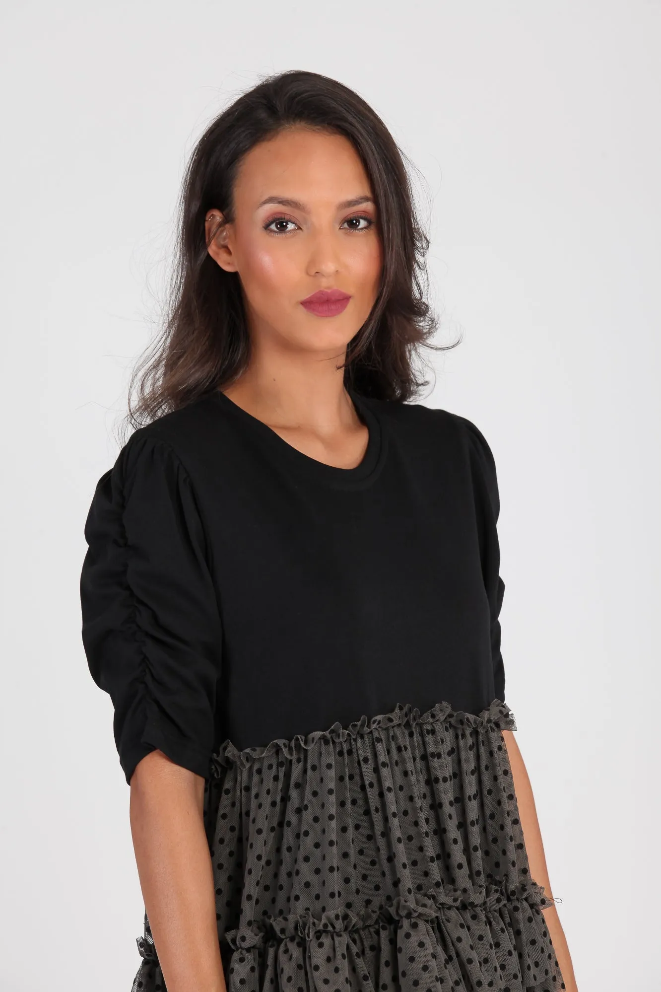 Vestido camiseta tul topos negro y gris