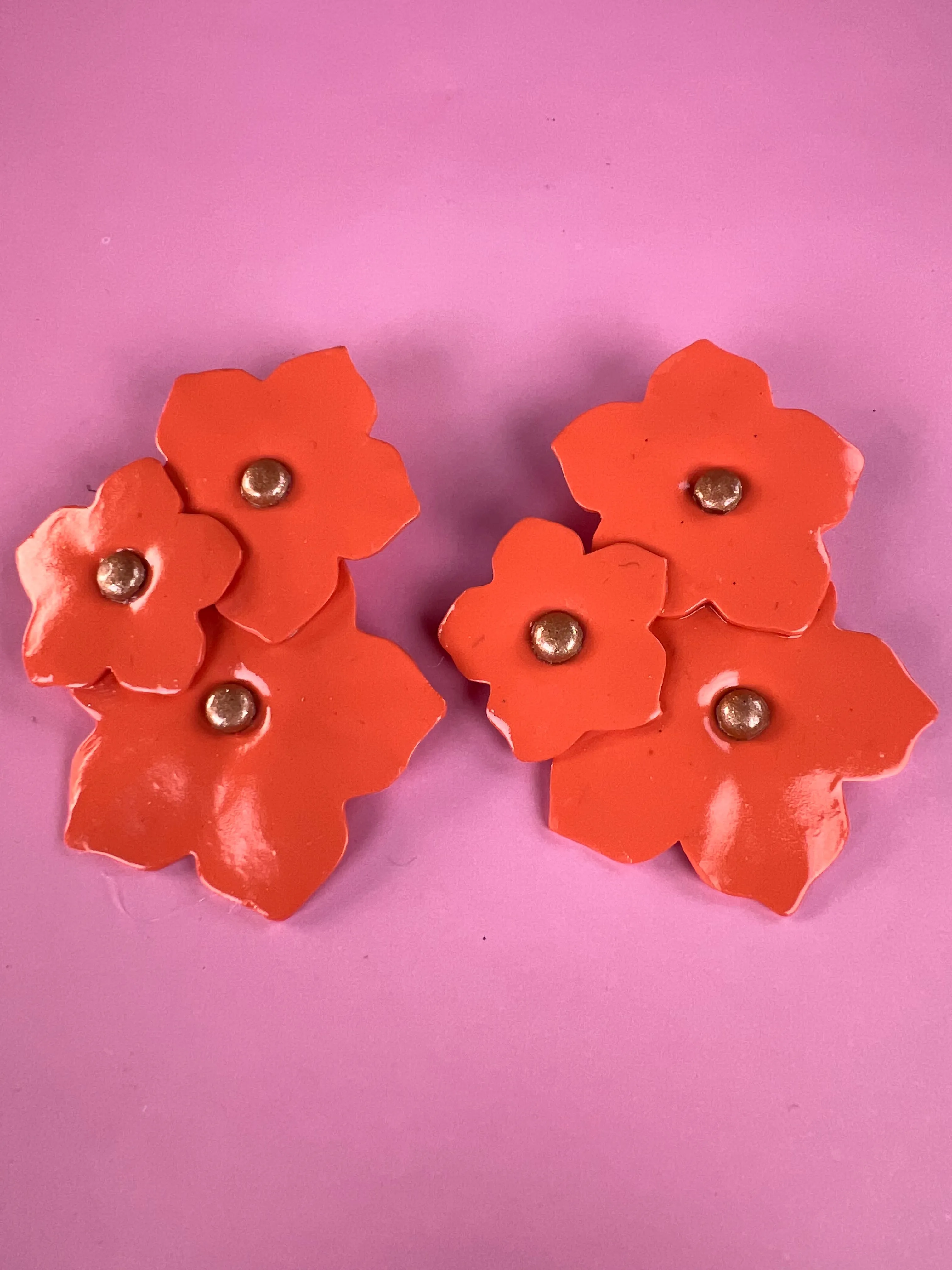 VIRGINIA DEMARIA Aros Flor Naranja Stud