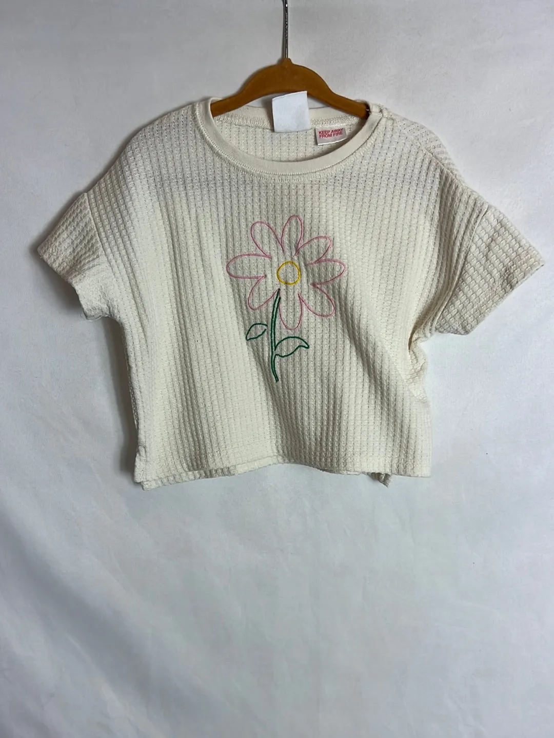 ZARA. CAMISETA TEXTURA FLOR BORDADA. T 23 AñOS