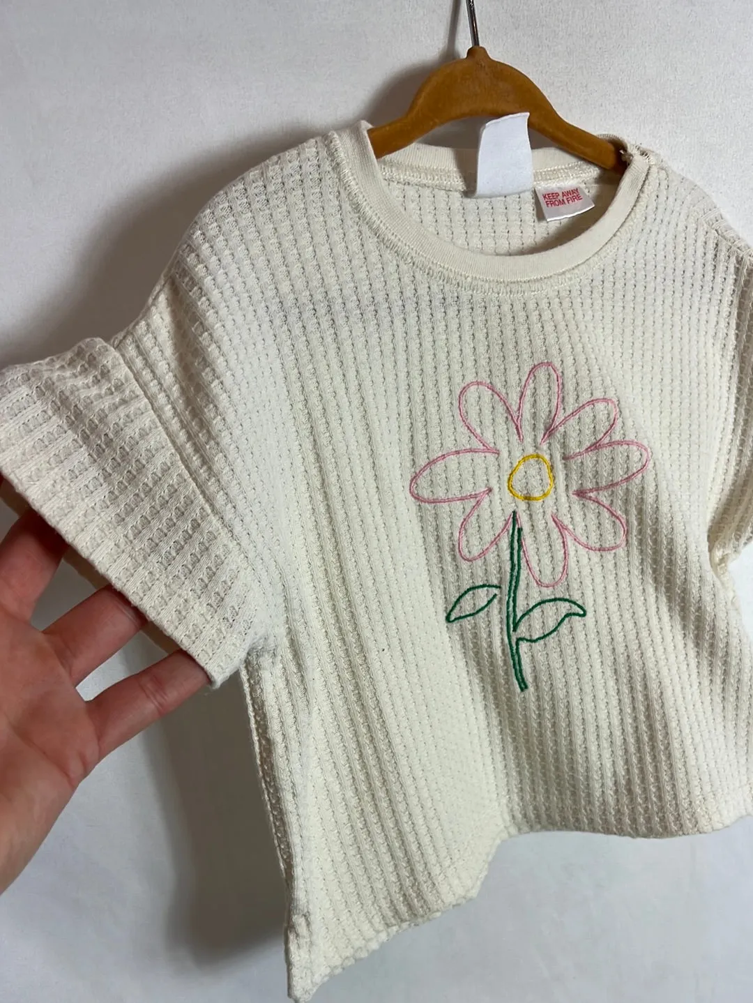 ZARA. CAMISETA TEXTURA FLOR BORDADA. T 23 AñOS