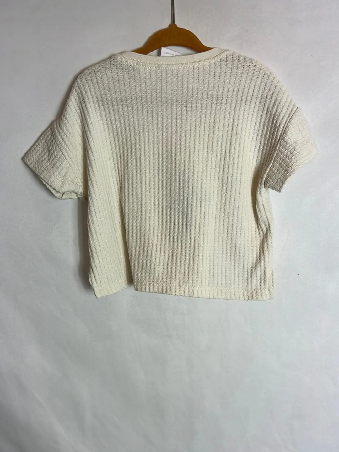 ZARA. CAMISETA TEXTURA FLOR BORDADA. T 23 AñOS